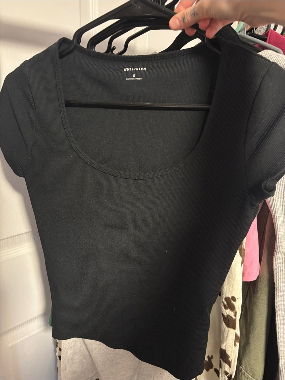 Hollister Women's Black Scoop Neck Ribbed Tee bundle